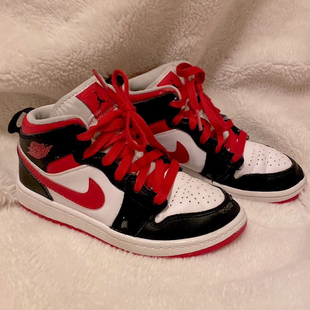 Kids child size 13.5 C NIKE jordans red white blk high top sneaker shoes
